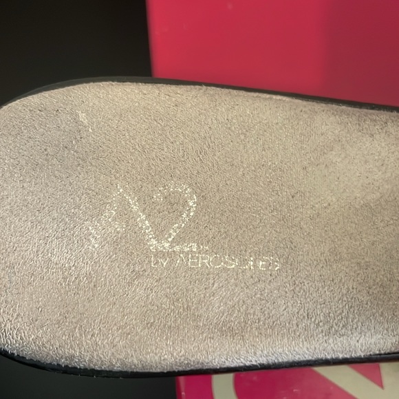 A2 wedge sandal with silver buckle on white linen sz 8 by Aerosoles. - Picture 4 of 8